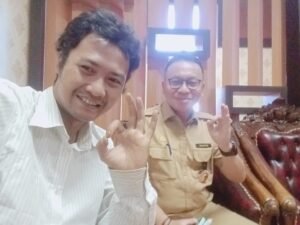 Assisten II, Plt Kadis CK Musi Rawas, H Oktaviano, ST, MT bersama bagian Pendiri rakyatsumsel.co.id/Mantan Caleg PAN/Pentolan PWI/Mahasiswa Hukum Ali Akbar Saukani. Klik rakyatsumsel.co.id