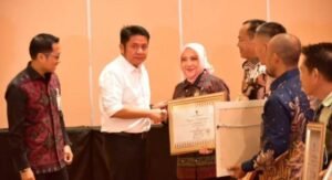 Bupati Musi Rawas Hj Ratna Machmud bersama Gubernur Sumsel H Herman Deru.