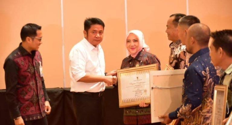 Bupati Musi Rawas Hj Ratna Machmud bersama Gubernur Sumsel H Herman Deru.