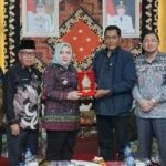 Bupati Musi Rawas, Hj Ratna Machmud didampingi Sekda Ali Sadikin bersama Ombudsman RI.