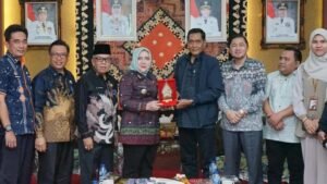 Bupati Musi Rawas, Hj Ratna Machmud didampingi Sekda Ali Sadikin bersama Ombudsman RI.